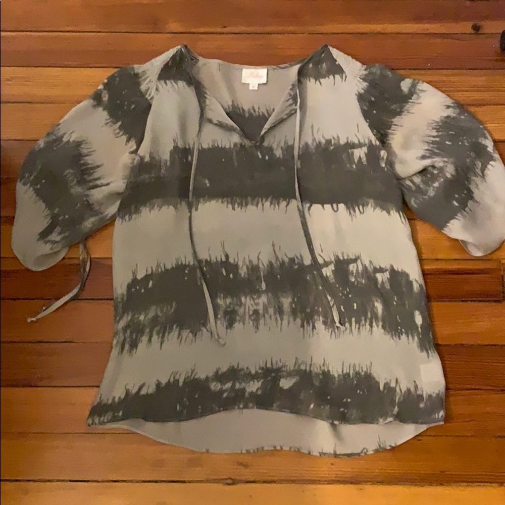 Short sleeve blouse.